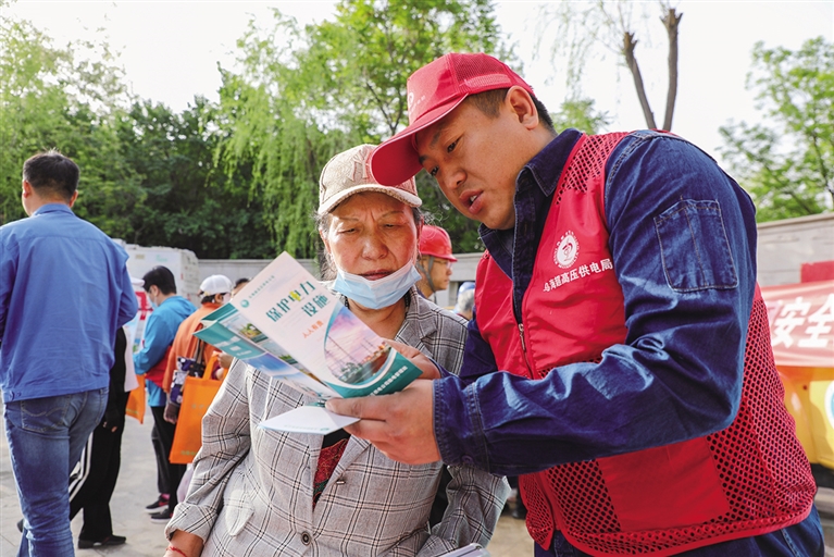 “三电”宣传筑牢安全“防线”