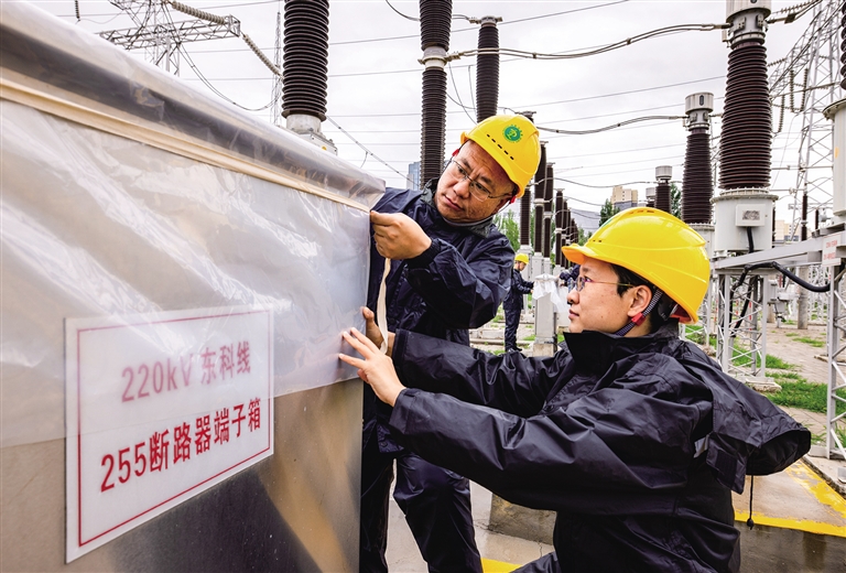 防汛“筑堤”  保障电网稳定运行