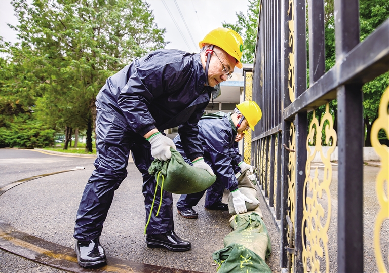 为防汛安全筑堤