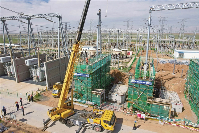 巴中变主变扩建工程架构组立完成
