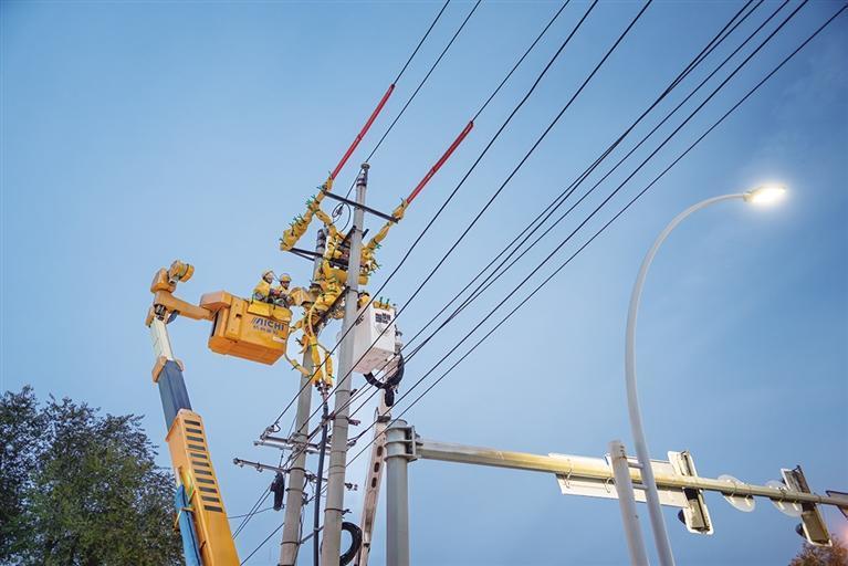 带电作业消缺让居民安心过暖冬