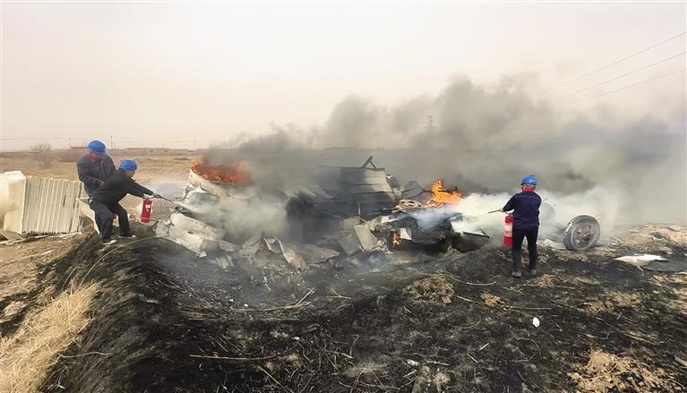 突发火情  电力员工跨界救援