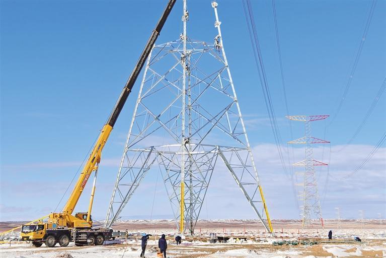 积极应对寒潮降温  筑牢电力输送“防线”